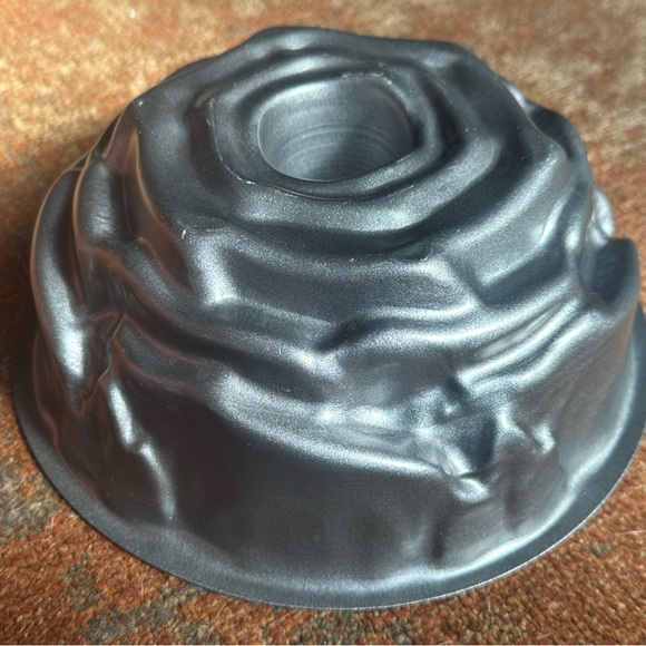 Rose Bundt cake pan flower cook ware - Picture 1 of 5
